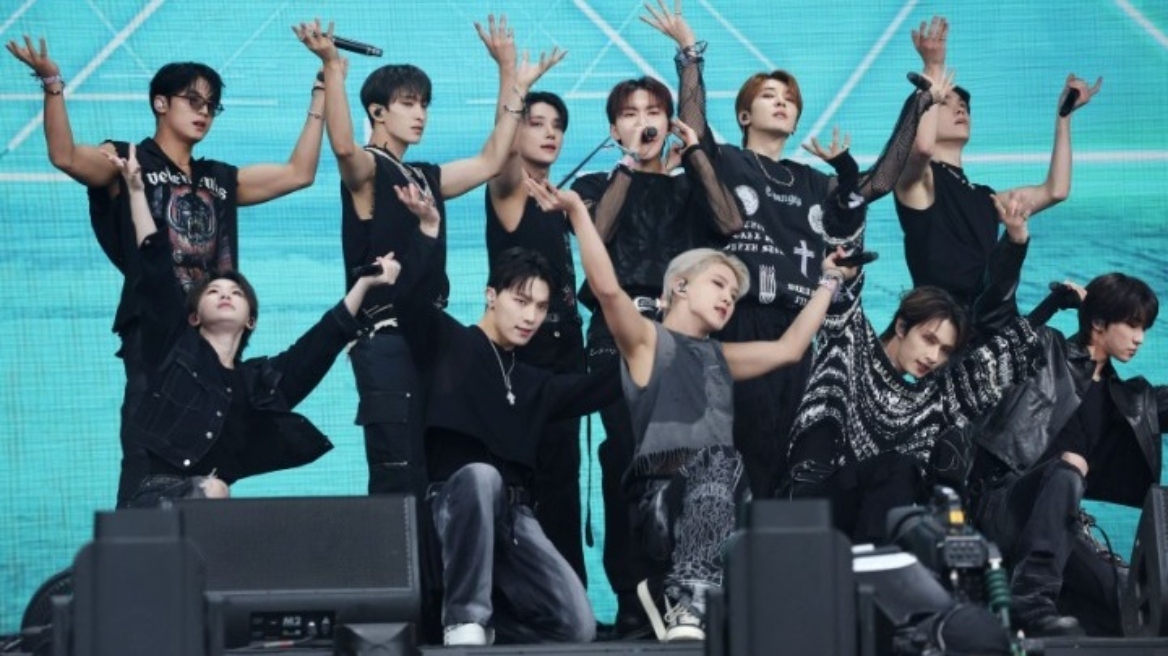 Seventeen: Το πρώτο k-pop συγκρότημα στην κεντρική σκηνή του Φεστιβάλ Γκλάστονμπερι