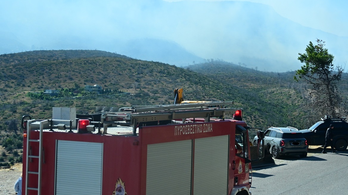 Φωτιά στην Πάρνηθα: Στη μάχη με τις φλόγες και 10 υδροφόρες της Περιφέρειας Αττικής