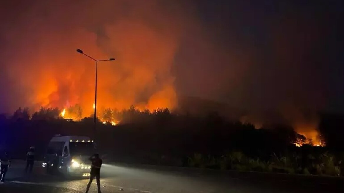 Μάχη με τις φλόγες στην Τουρκία – Δεκάδες μέτωπα στα δυτικά