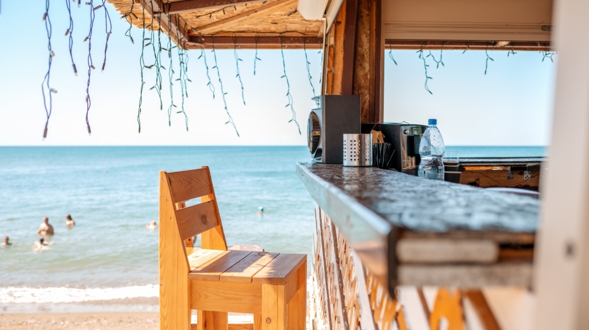 ΑΑΔΕ: Λουκέτο σε beach bar στην Κυπαρισσία - Έκοβε αποδείξεις από ταμειακές «φάντασμα» και δεν τις διαβίβαζε