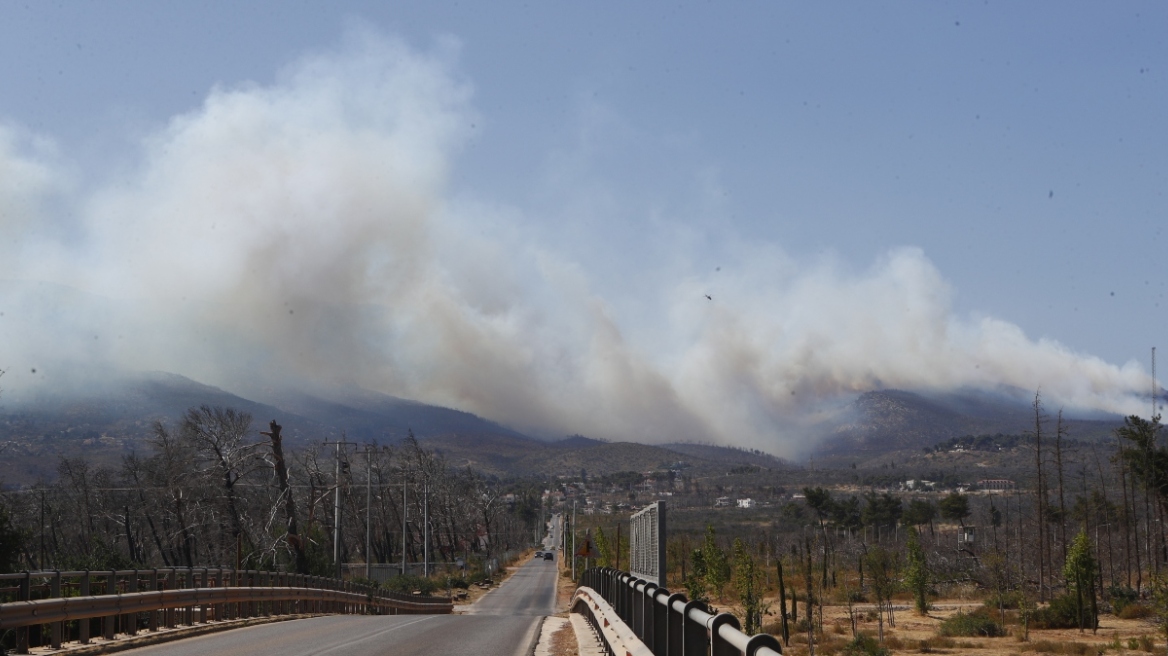 Χωρίς ενεργό μέτωπο η φωτιά στην Πάρνηθα