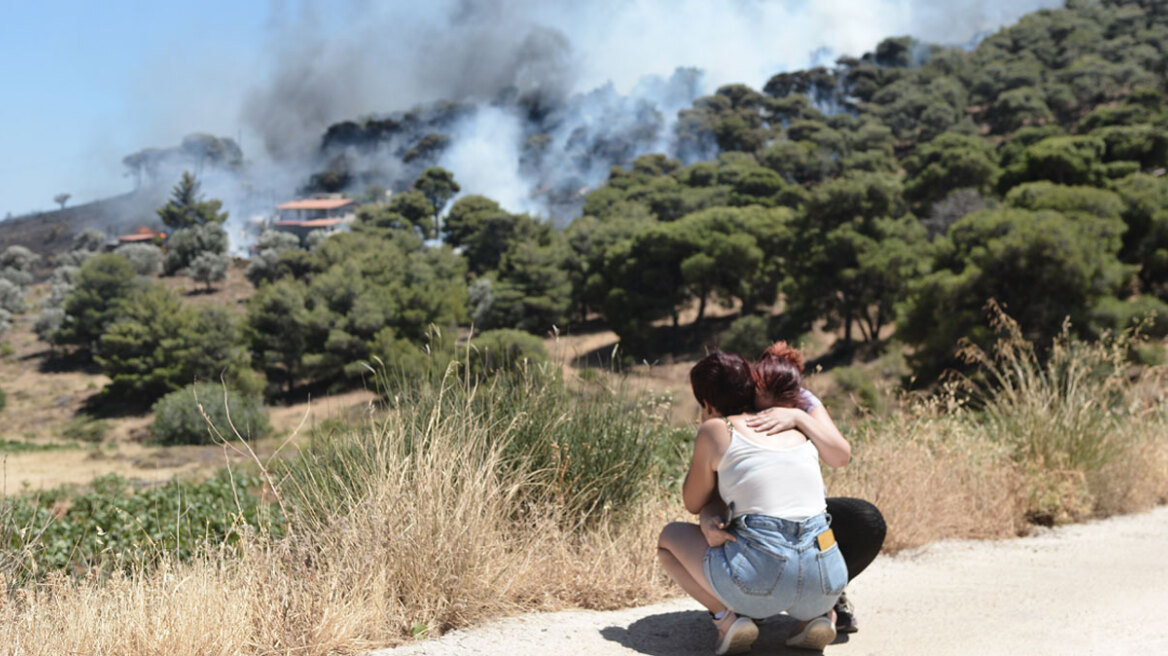 Μεγάλη φωτιά στην Κερατέα - Eκκενώθηκαν 6 οικισμοί, ισχυροί άνεμοι - Δείτε βίντεο