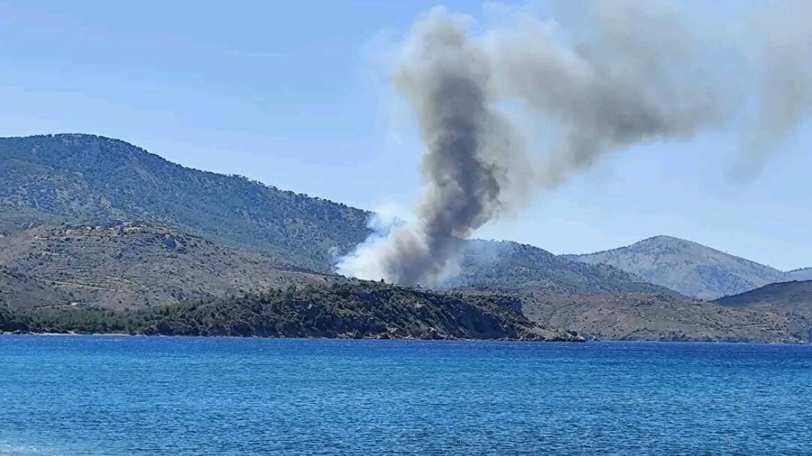 Σε εξέλιξη η φωτιά σε δάσος στη Σιδηρούντα στη Χίο - Μήνυμα του «112» για το Μετόχι