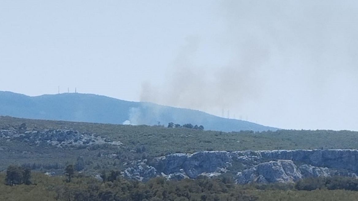 Μάχη με τις αναζωπυρώσεις στη Σταμάτα - Πού υπάρχουν εκτροπές κυκλοφορίας