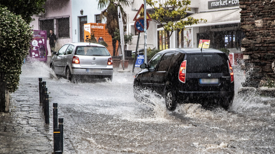 Κακοκαιρία: Σε λίγες ώρες 1.200 κεραυνοί στην Αττική, ποτάμια οι δρόμοι στην Κόρινθο, χαλάζι στα Τρίκαλα