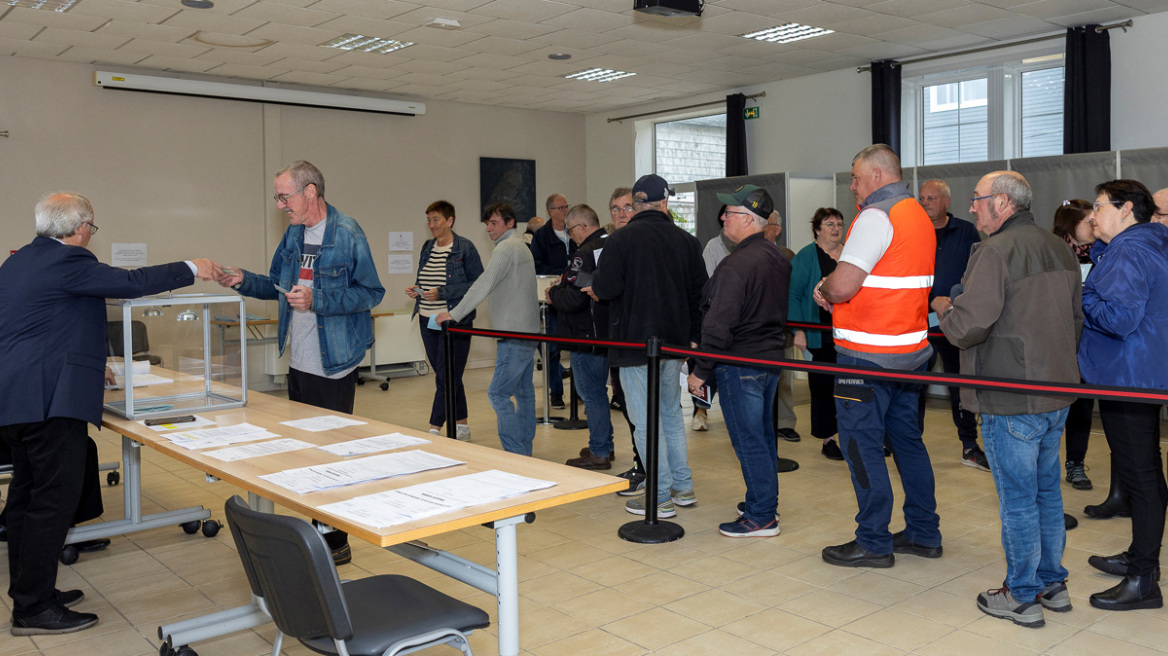 Γαλλία: Θρίλερ με τις βουλευτικές έδρες μετά την απόσυρση υποψηφίων σε 218 περιφέρειες υπέρ των αντιπάλων της Λεπέν