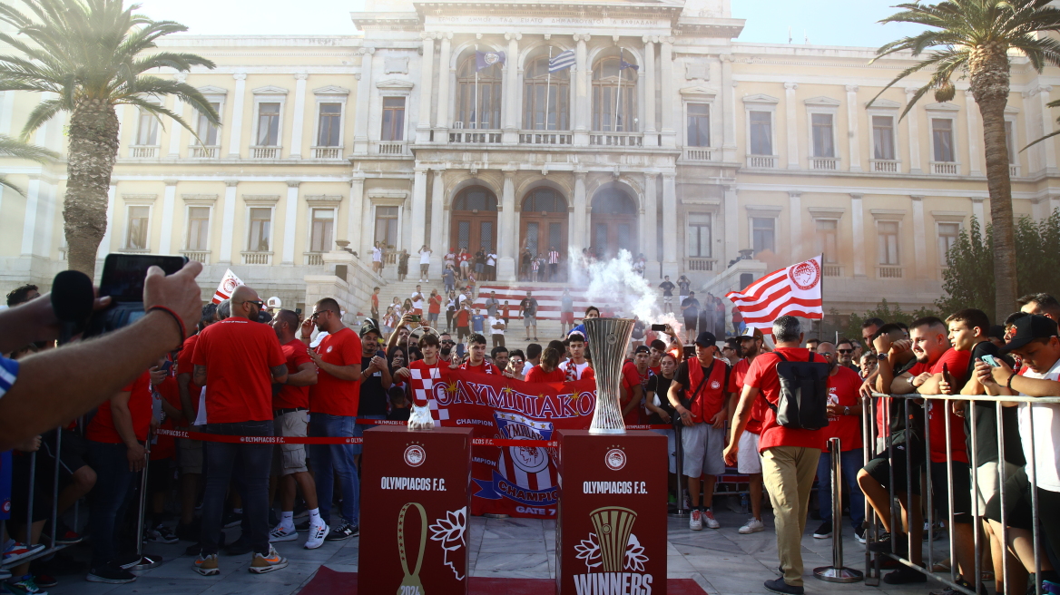 Ολυμπιακός: Στην Ερμούπολη της Σύρου οι ευρωπαϊκές κούπες - Φωτογραφίες 