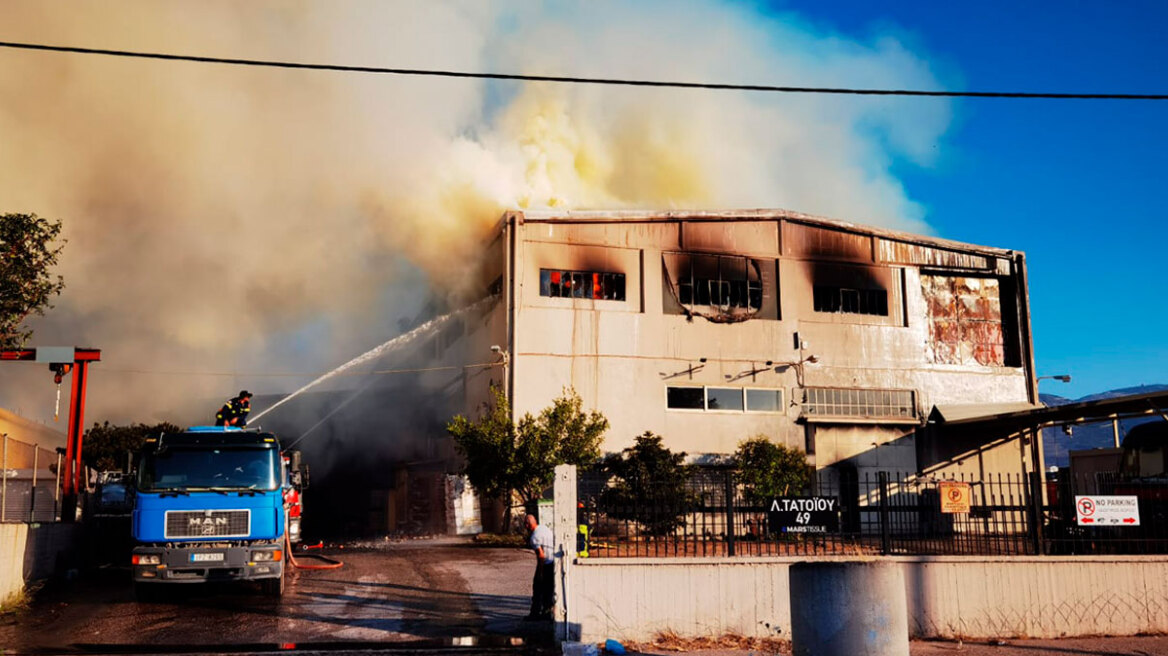 Μενίδι: Από υπαίθριο χώρο εγκαταλελειμμένου εργοστασίου ξεκίνησε η φωτιά, καταστράφηκαν δύο εργοστάσια