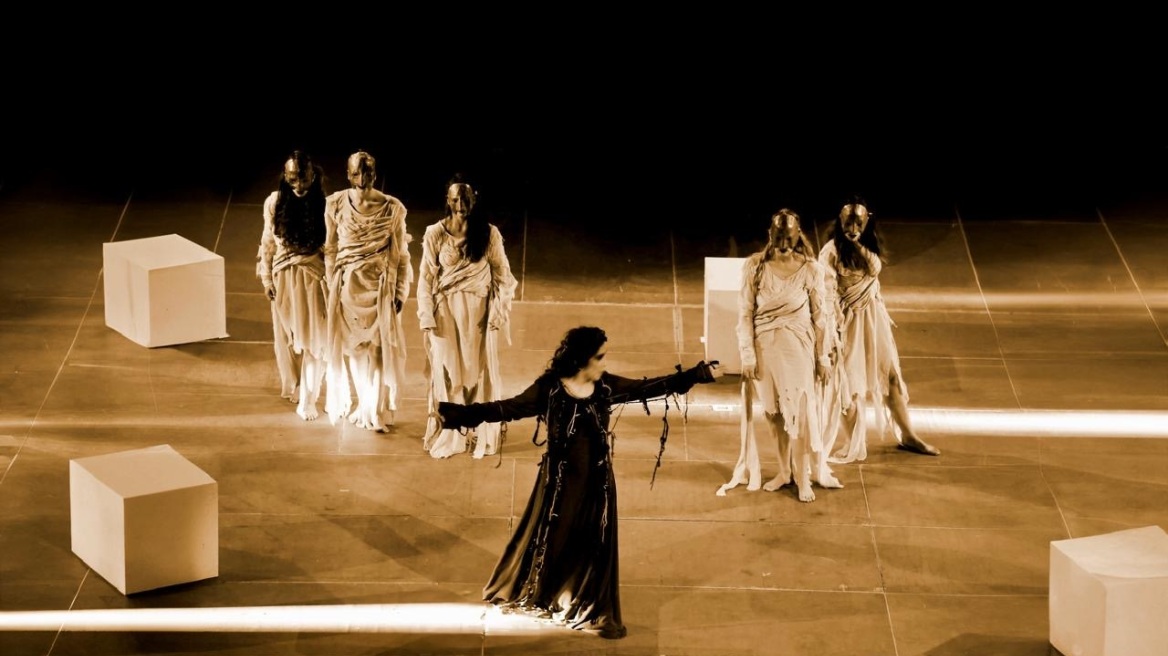 Six Women in Greek Tragedy: Συνεχίζεται μέχρι τέλος Αυγούστου η παράσταση στη «σκιά» της Ακρόπολης 