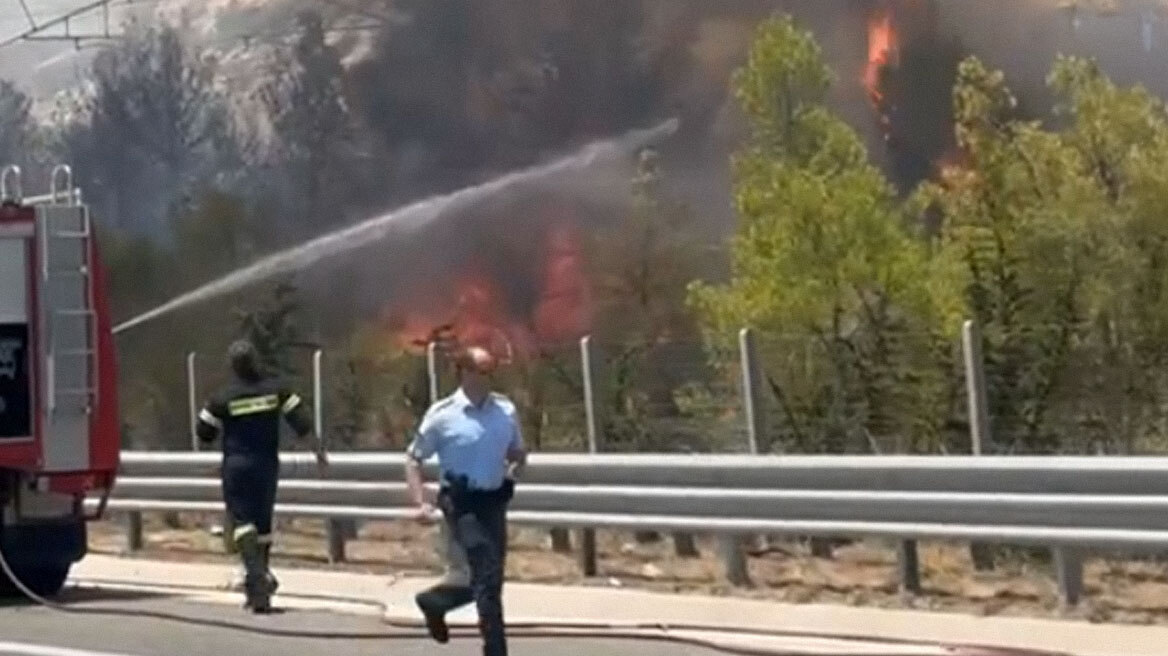 Φωτιά στην Αθηνών - Κορίνθου, τέθηκε άμεσα υπό έλεγχο