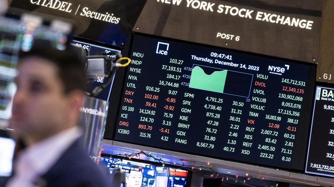 Εικόνα άκρων στη Wall Street: Ιστορικό ρεκόρ για τον Dow και δραματική πτώση για τις τεχνολογικές