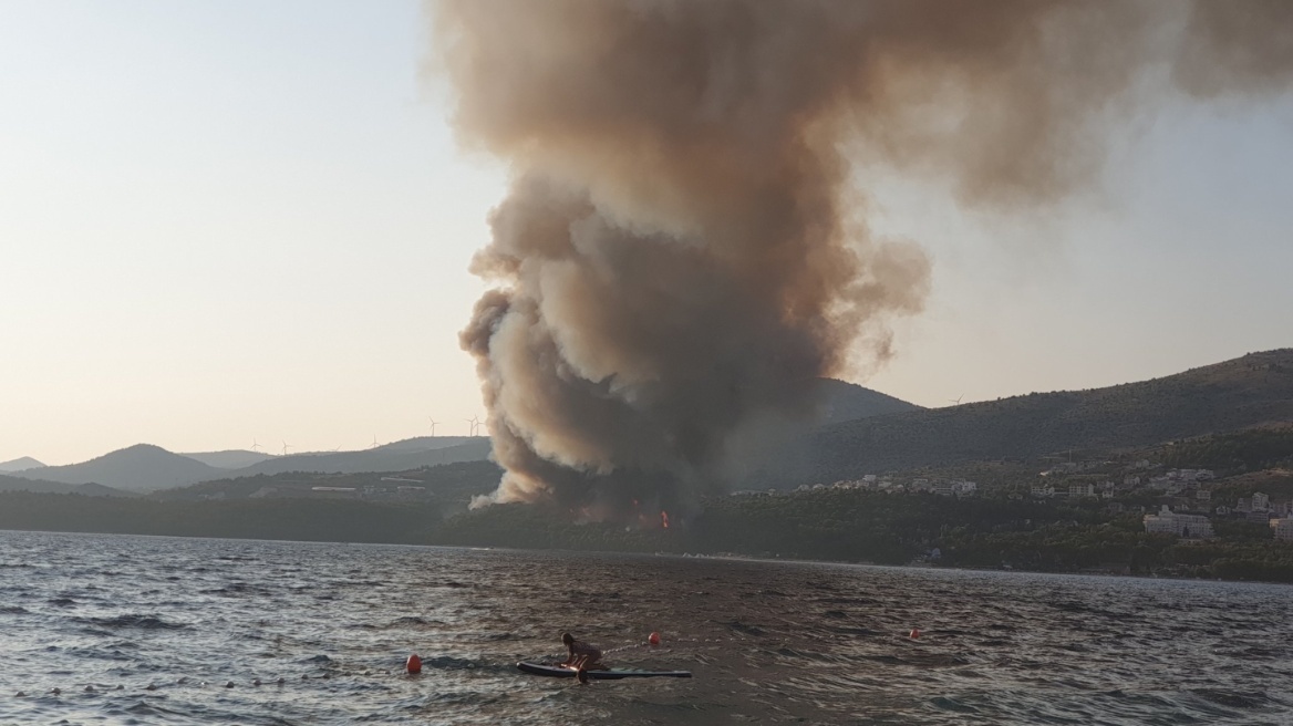 Πυρκαγιά κοντά σε τουριστική λουτρόπολη της Κροατίας - Δείτε βίντεο 