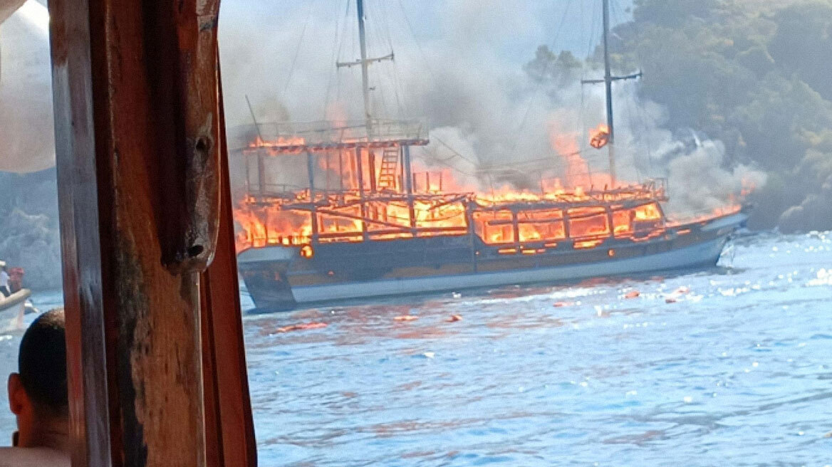 Bυθίστηκε στη Μαρμαρίδα  τουριστικό σκάφος με 110 επιβάτες που έπιασε φωτιά  - Επτά τραυματίες  