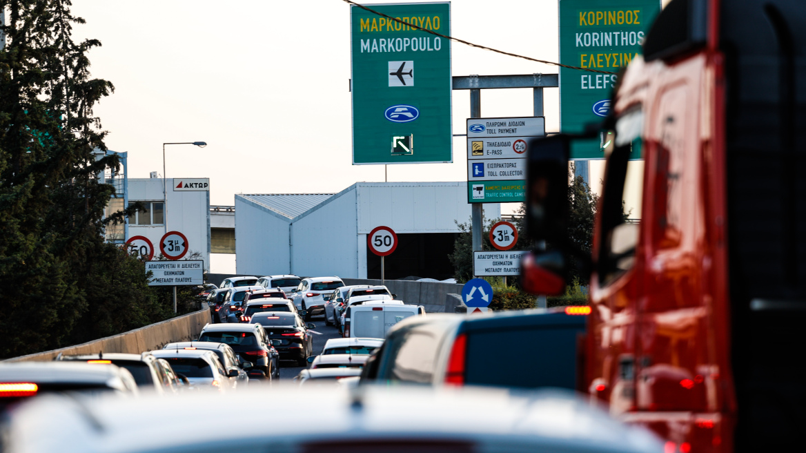 Φωτιά σε όχημα στην Αττική Οδό στο ρεύμα προς Αεροδρόμιο - Κλειστή η δεξιά λωρίδα