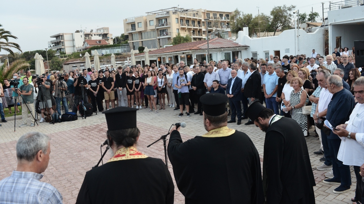 Φωτιά στο Μάτι: Συγκλονίζει συγγενής θύματος - «Ο πόνος μας θεριεύει αλλά γίνεται πιο βουβός», βίντεο και φωτογραφίες από το τρισάγιο