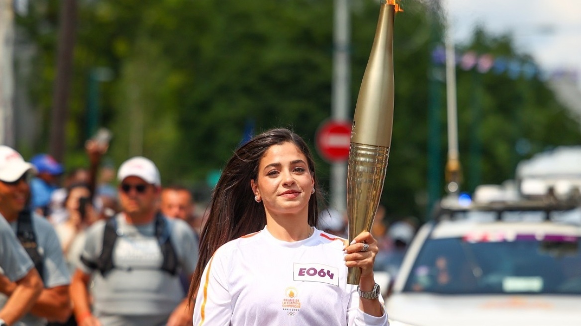 Η Yusra Mardini μεταφέρει την Ολυμπιακή Φλόγα, έτοιμη να μεταδώσει διακρίσεις της Ολυμπιακής Ομάδας Προσφύγων 