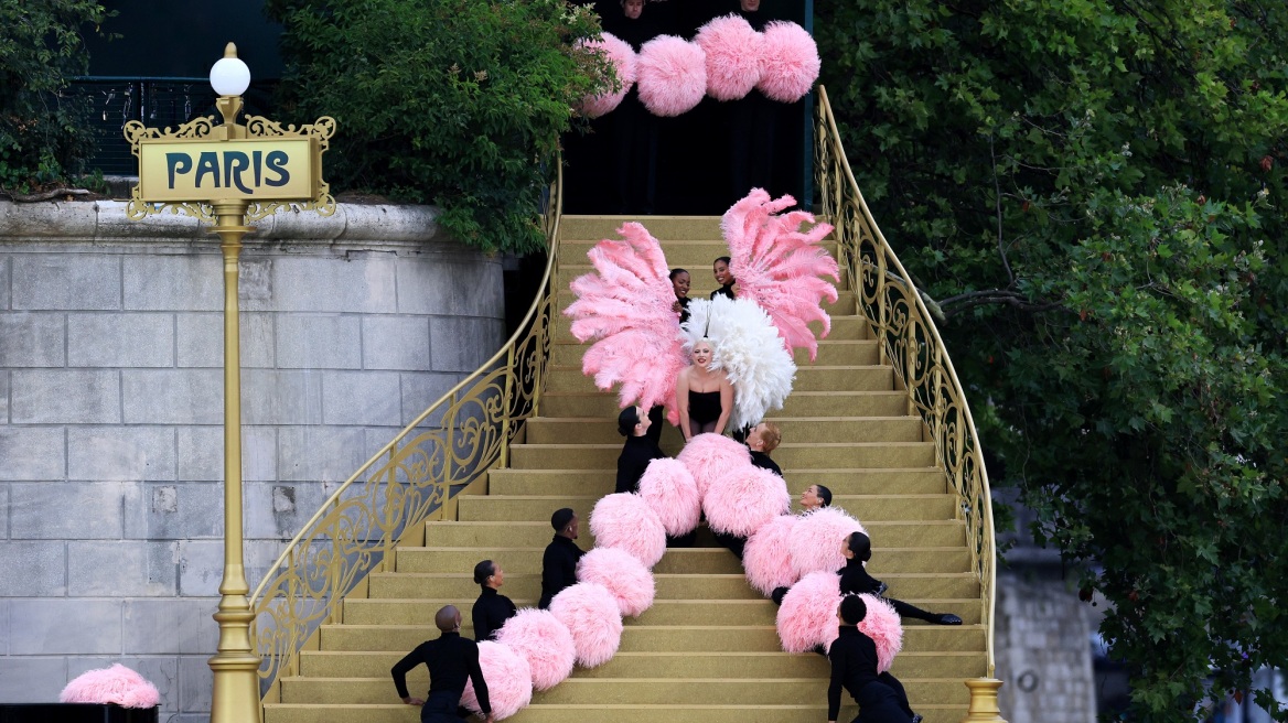 Στο ατελιέ όπου φτιάχτηκε το σέξι, cabaret-like look της Lady Gaga στην τελετή έναρξης των Ολυμπιακών Αγώνων