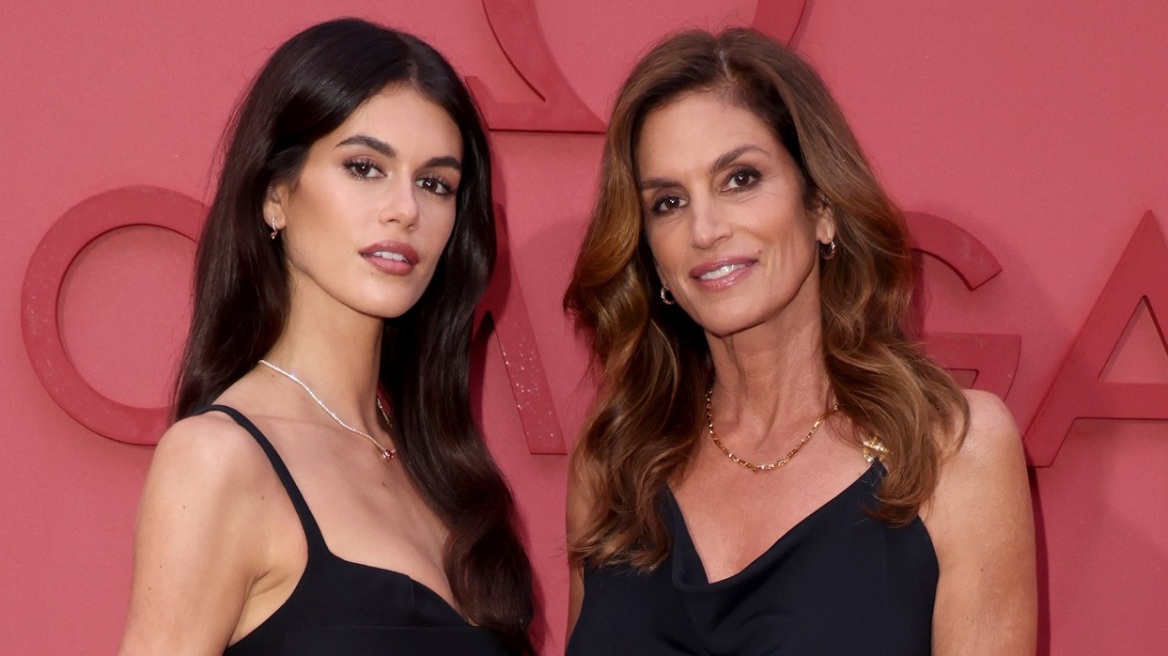 H Kaia Gerber και η Cindy Crawford σε μια σούπερ κομψή matching εμφάνιση με μαύρα φορέματα