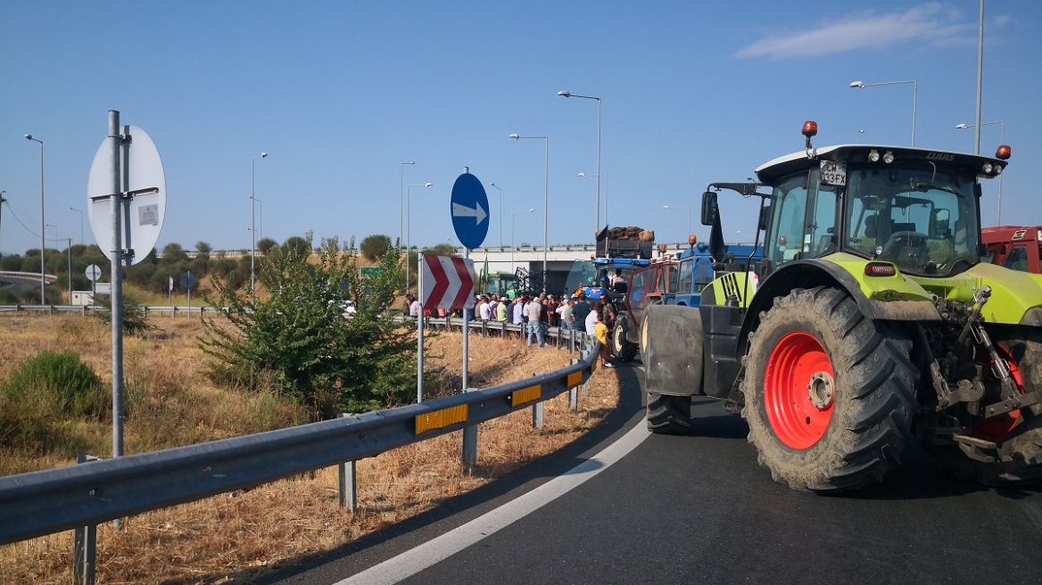 Αγρότες: Έβγαλαν τα τρακτέρ στον κόμβο του Ε65