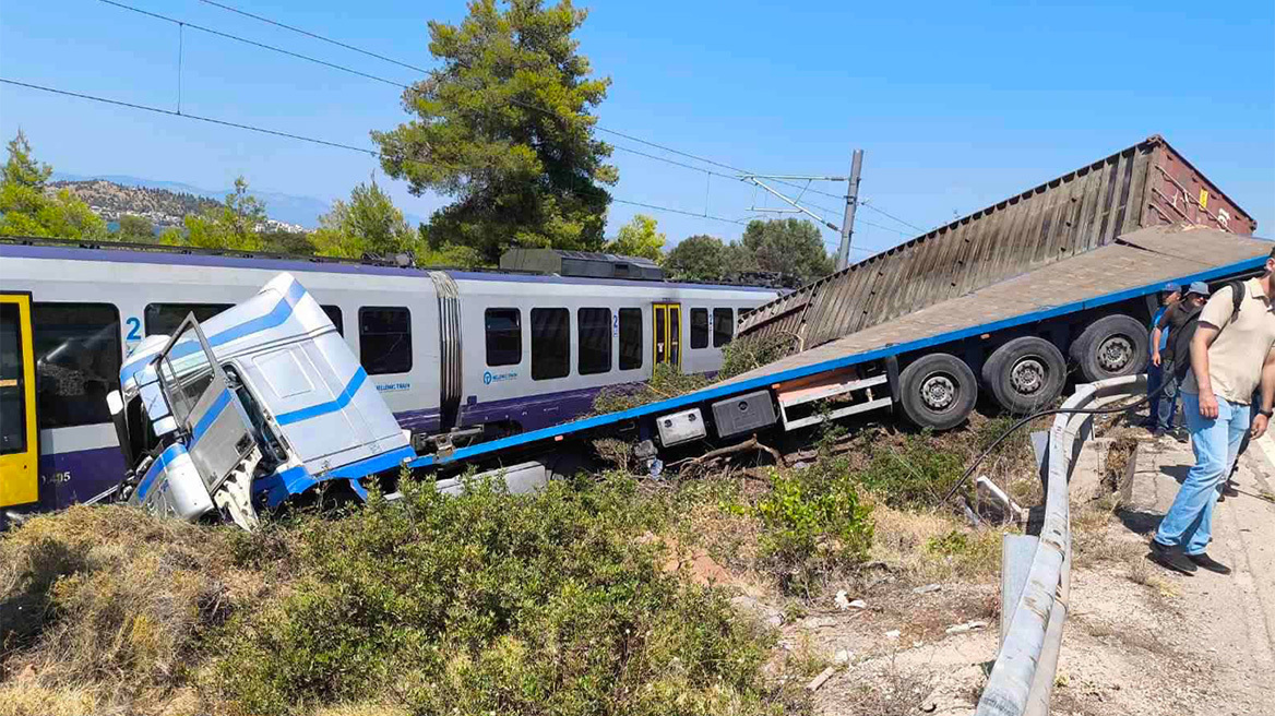 Τρεις ελαφρά τραυματίες από τη σύγκρουση φορτηγού με τρένο με 130 επιβάτες στην Αυλίδα - Δείτε φωτογραφίες