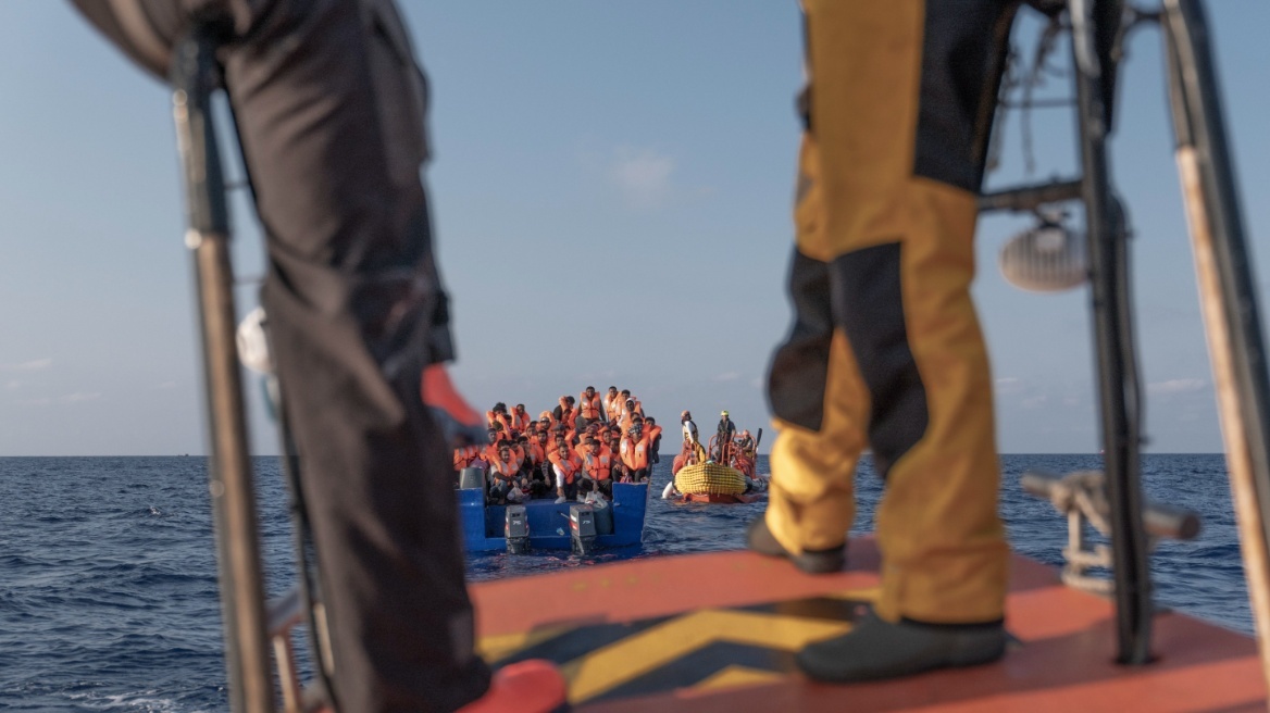 Βίντεο: Το πλοίο-ασθενοφόρο Ocean Viking διασώζει 196 ανθρώπους ανοικτά της Λιβύης