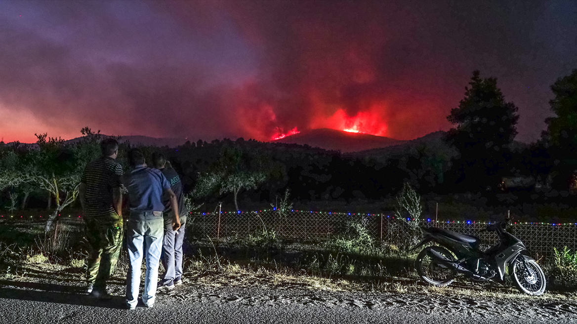 Φωτιά στην Εύβοια: Κρίσιμη νύχτα, μεγάλο το μέτωπο της πυρκαγιάς, μάχη να ελεγχθεί πριν φυσήξουν ξανά δυνατοί άνεμοι