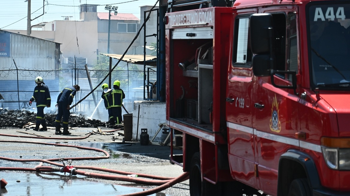 Έσβησε η φωτιά σε αποθήκη στο Αιγάλεω - Έκανε ρίψη και ελικόπτερο