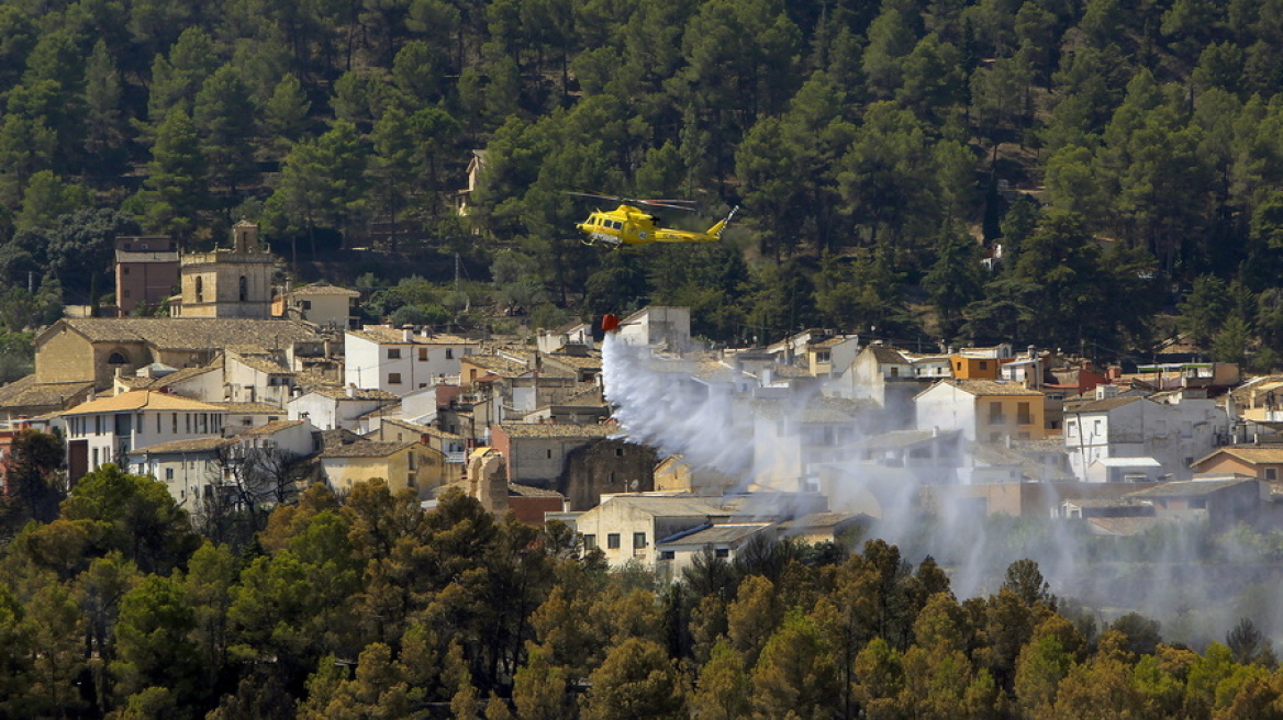 Ισπανία: Μαίνονται τα πύρινα μέτωπα στα ανατολικά της χώρας - Εκατοντάδες άνθρωποι απομακρύνθηκαν από τα σπίτια τους