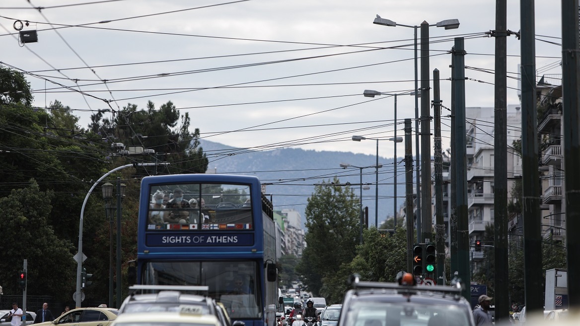 Μηχανή προσέκρουσε σε δέντρο επί της Λεωφόρου Αλεξάνδρας και προκάλεσε την πτώση του