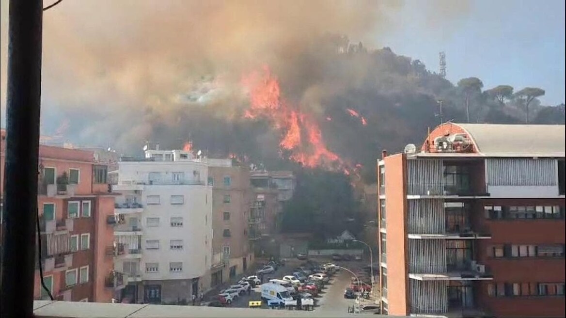 Πυρκαγιά στα περίχωρα της Ρώμης - Εκκενώθηκαν κατοικίες, απειλούνται τα γραφεία της RAI