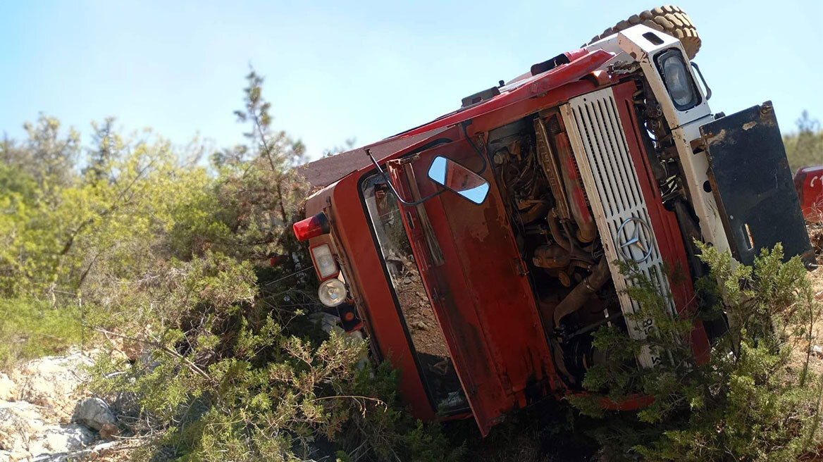 Φωτιά στην Εύβοια: Ανετράπη πυροσβεστικό όχημα σε χαράδρα - Τραυματίστηκε ένας πυροσβέστης 