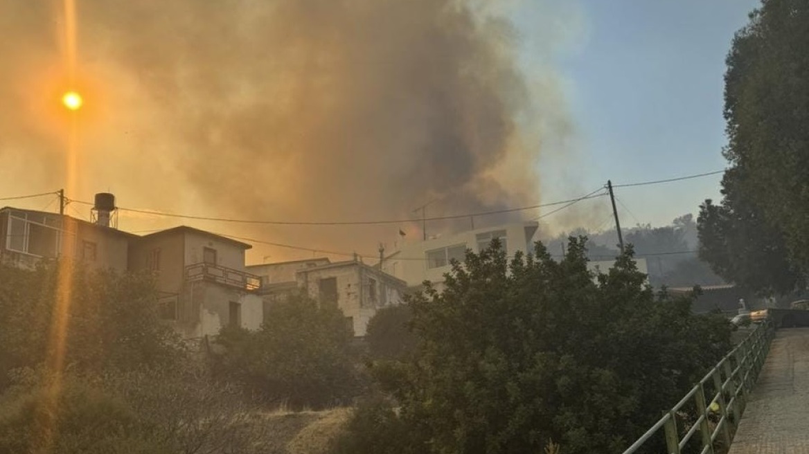 Φωτιά στο νότιο Ρέθυμνο - Εστάλη 112 για εκκένωση της Αγίας Παρασκευής, δείτε βίντεο