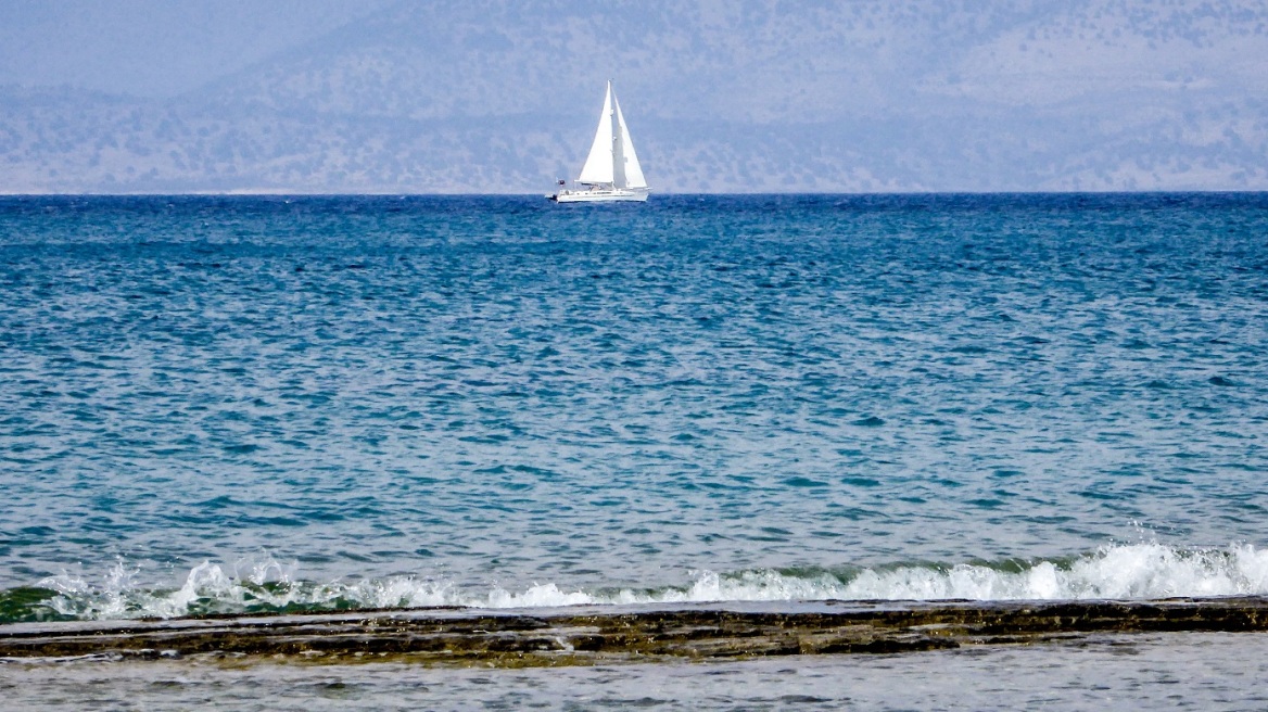 Καιρός: Ξεκινούν βοριάδες αλλά η θερμοκρασία επιμένει σε υψηλά επίπεδα