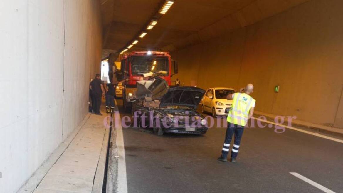 Θανατηφόρο τροχαίο στην Κορίνθου - Καλαμάτας - ΙΧ συγκρούστηκε με φορτηγό, νεκρή μια γυναίκα