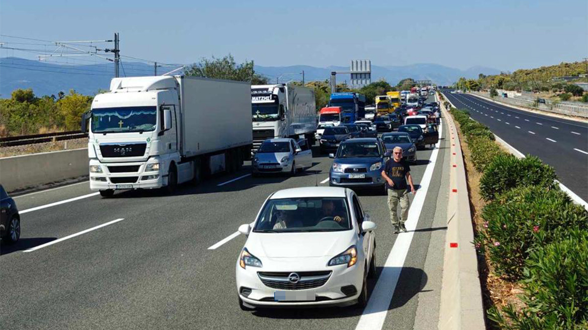 Τροχαίο ατύχημα στην Αττική Οδό - Καθυστερήσεις στο ύψος του κόμβου Κύμης, στο ρεύμα προς Ελευσίνα