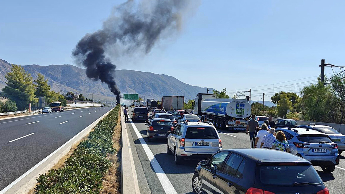 Έσβησε η φωτιά στην Αθηνών-Κορίνθου μετά την ανατροπή βυτιοφόρου - Κλειστό το ρεύμα προς Αθήνα 