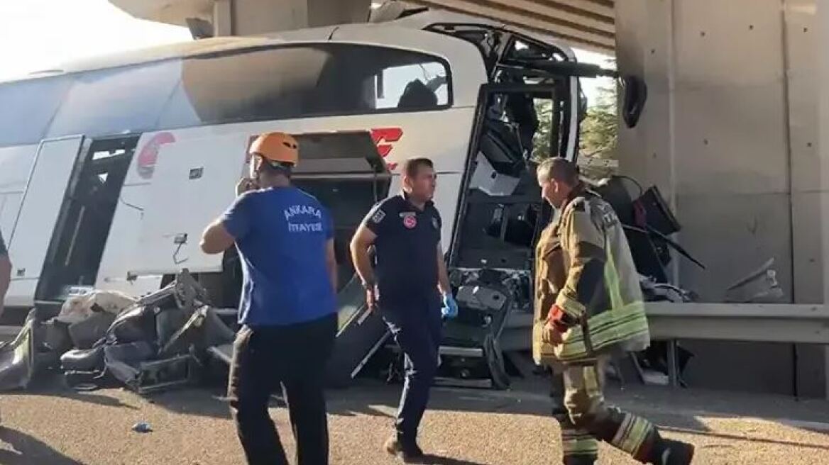 Τουρκία: 9 νεκροί από πρόσκρουση λεωφορείου σε μπαριέρες κάτω από γέφυρα - Φόβοι ότι ο οδηγός κοιμήθηκε στο τιμόνι