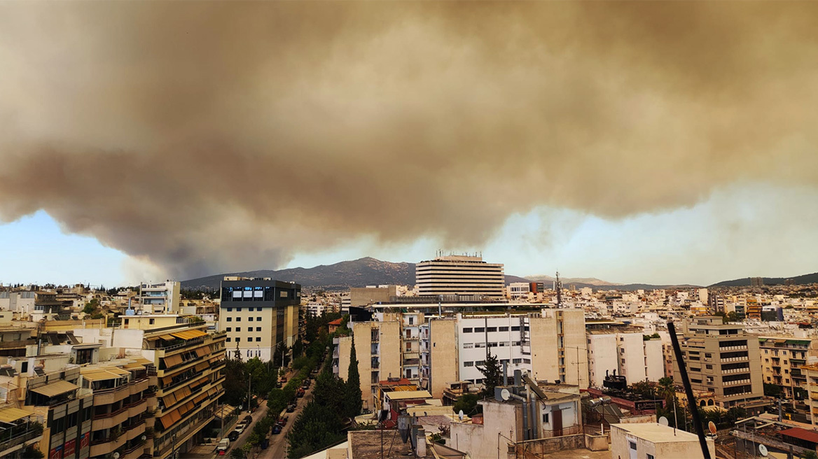 Φωτογραφίες: Οι καπνοί από τη φωτιά στον Βαρνάβα «έπνιξαν» την Αττική - Μαύρος ο ουρανός στο κέντρο της Αθήνας