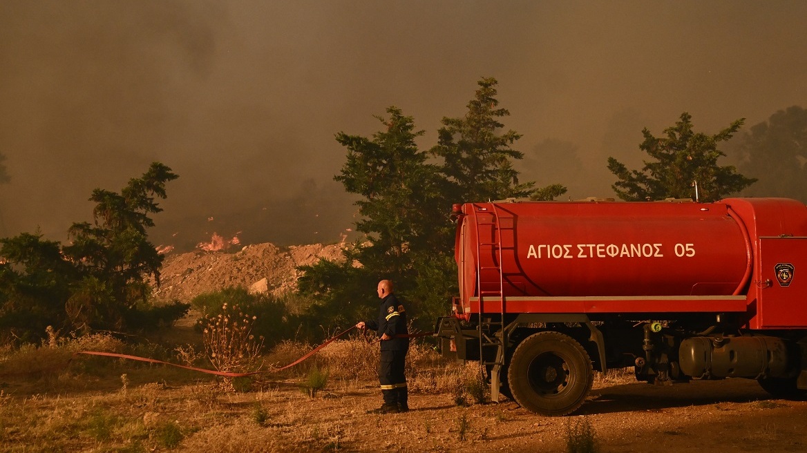  ΔΕΔΔΗΕ για φωτιές: Μην πλησιάζετε κολώνες και αγωγούς που έχουν υποστεί ζημιές