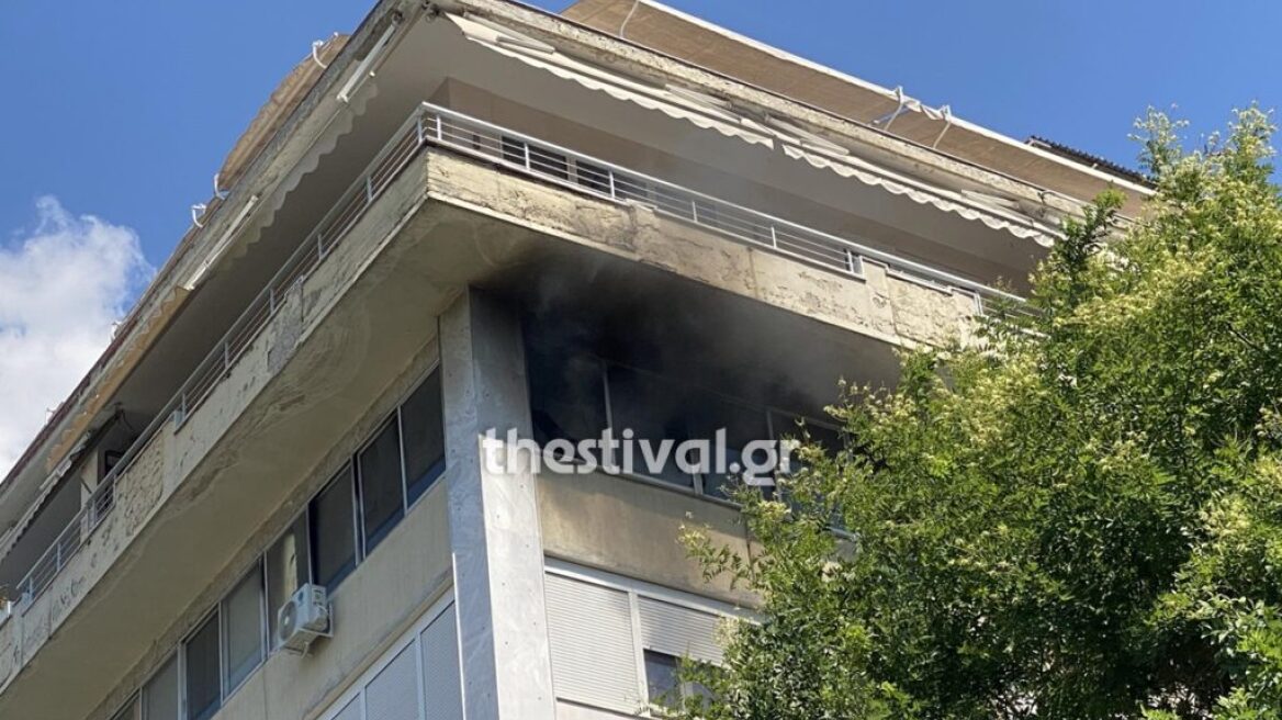 Φωτιά σε πολυκατοικία στο κέντρο της Θεσσαλονίκης