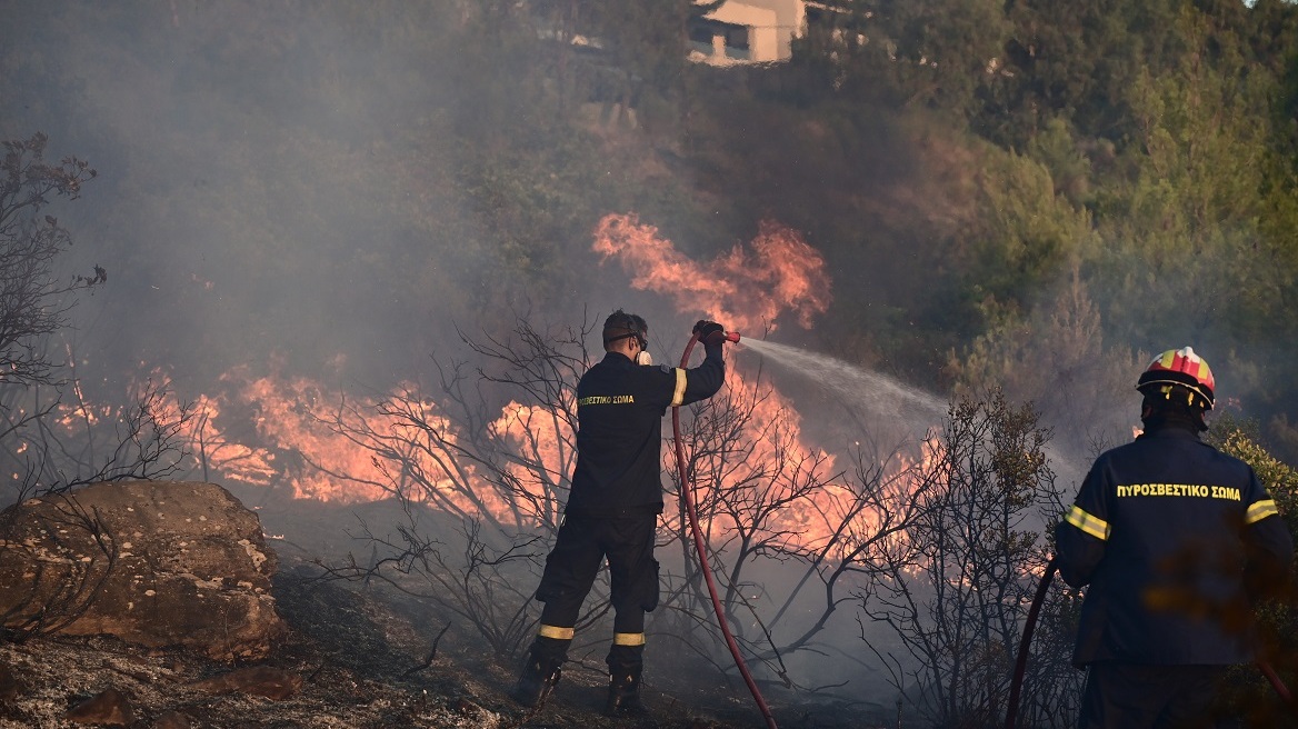 Φωτιά στην Αττική: Eπί ποδός συνεργεία του ΔΕΔΔΗΕ για την επανηλεκτροδότηση των πληγεισών περιοχών