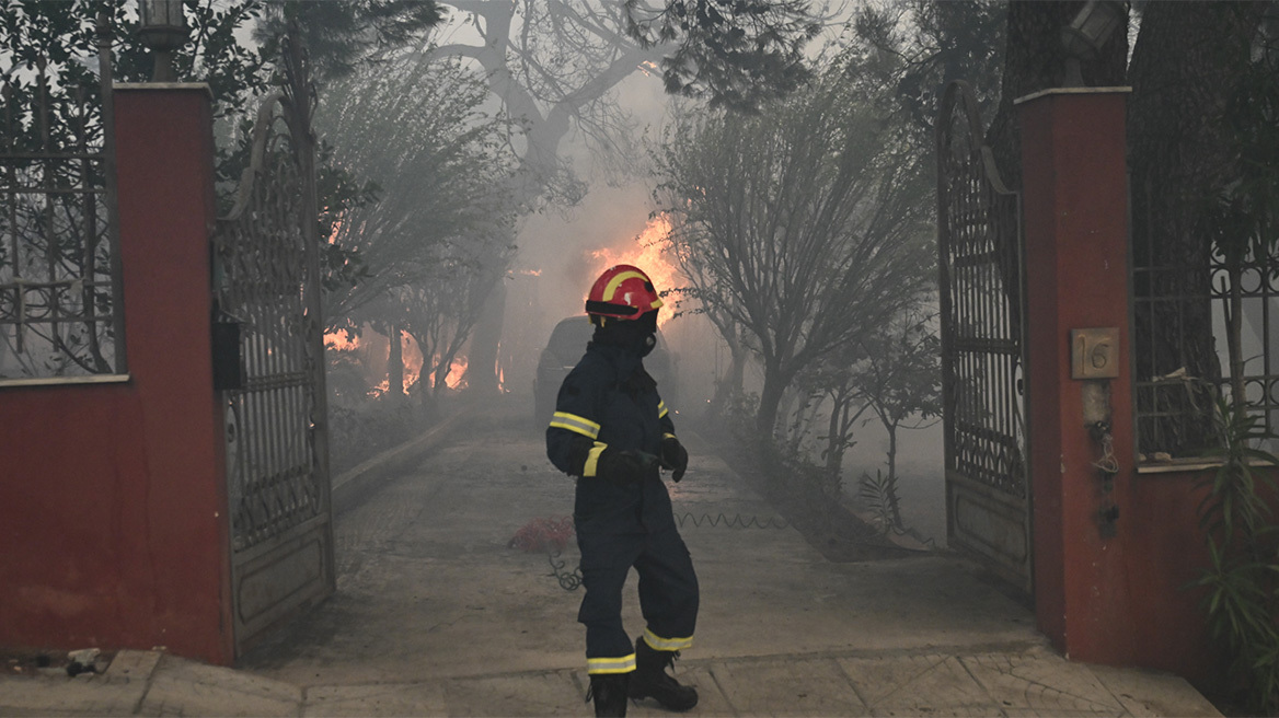 Όλα όσα έγιναν τις πρώτες 24 ώρες στη μάχη με τις πυρκαγιές στην Αττική - Δείτε ρεπορτάζ, βίντεο και φωτογραφίες