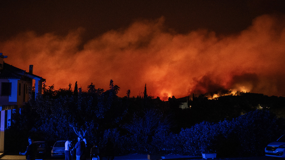 Φωτιά στην Αττική: Εξασθενημένοι οι άνεμοι τη νύχτα, μάχη με επίγειες δυνάμεις - Προσοχή τα ξημερώματα, λέει ο Κολυδάς