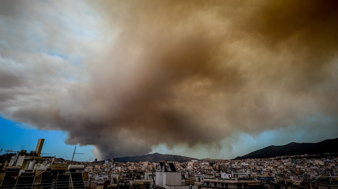 Η φωτιά στη βορειοανατολική Αττική επηρέασε την ποιότητα του αέρα από Αγία Παρασκευή μέχρι Βουλιαγμένη