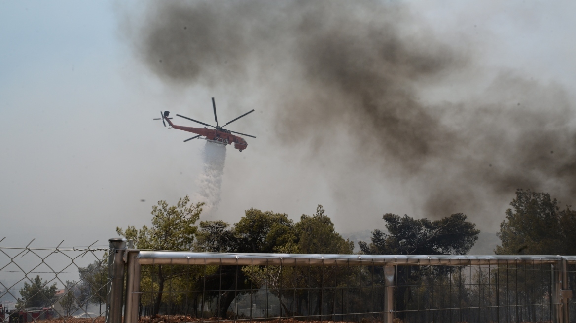 Φωτιά στην Αττική: Canadair, chinook και πάνω από 450 στελέχη και 220 οχήματα των Ενόπλων Δυνάμεων στη μάχη με τις φλόγες