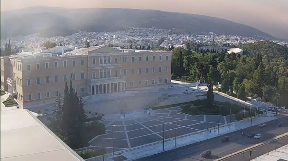 Φωτιά στην Αττική: Μέχρι και το Σύνταγμα καλύφθηκε από τον καπνό - Δείτε βίντεο