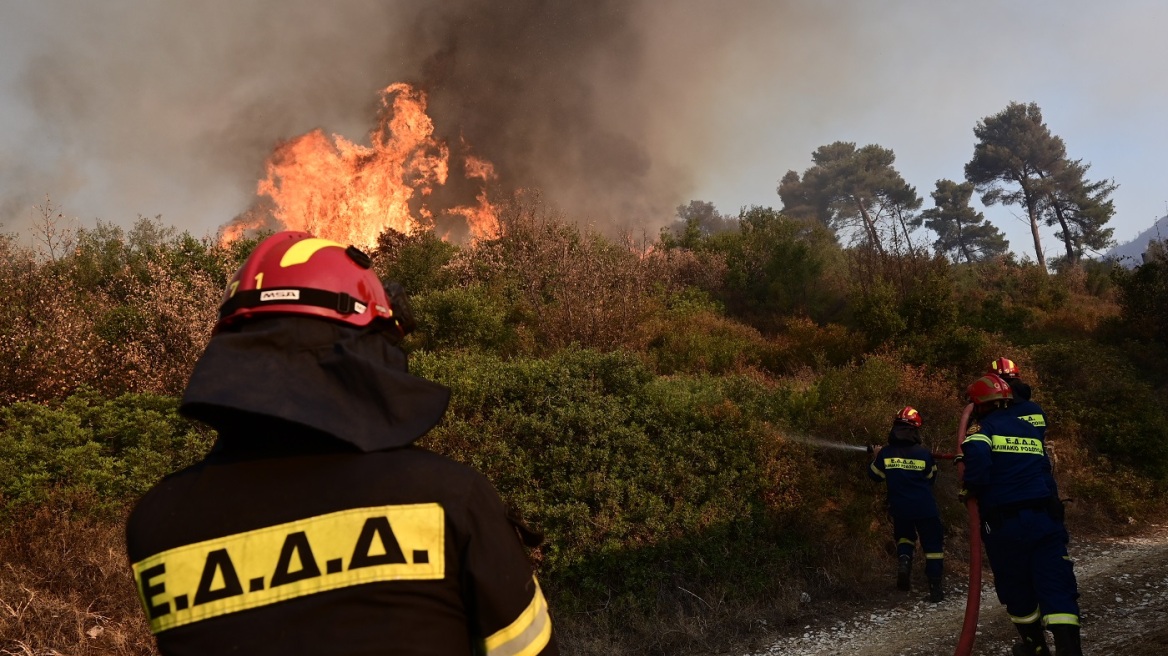 Φωτιά στην Αττική: Δύσκολες ώρες μέχρι τις 15:00 λόγω των ανέμων - Δείτε χάρτες