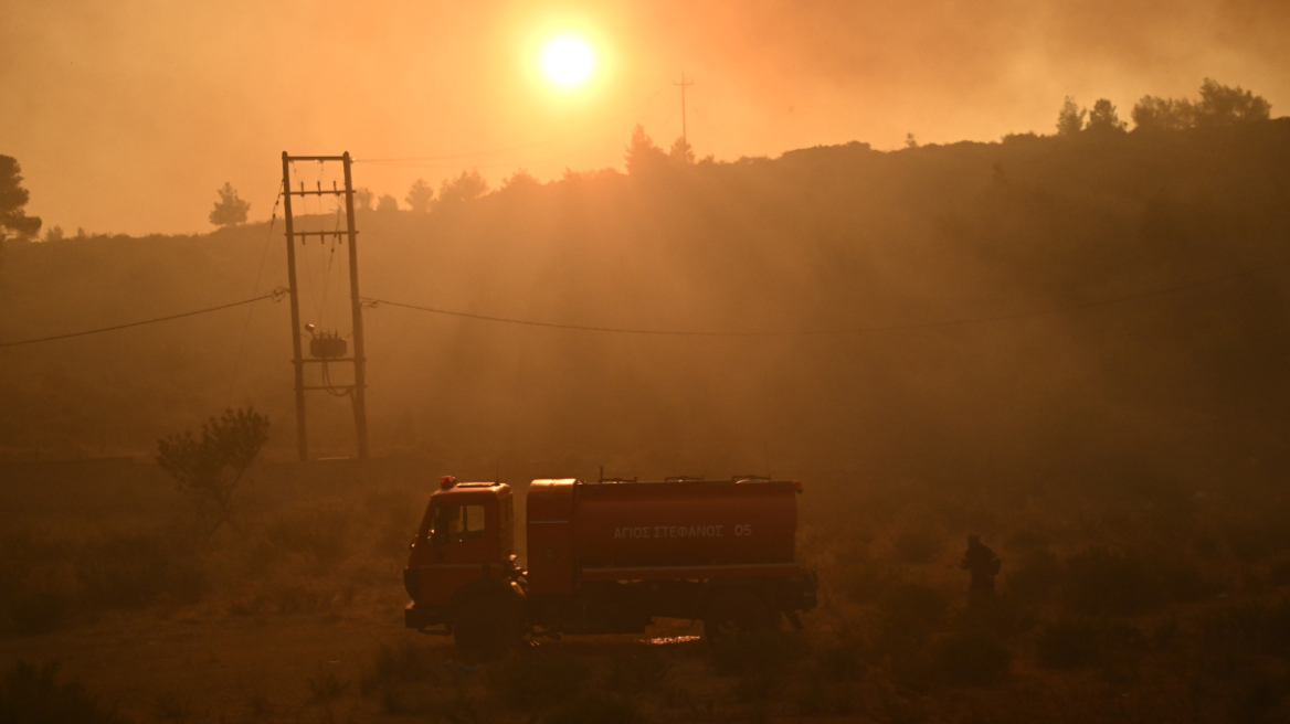 Φωτιές στην Αττική: Συνεχίζονται οι έρευνες της Πυροσβεστικής για τα αίτια - Τα σενάρια που εξετάζονται