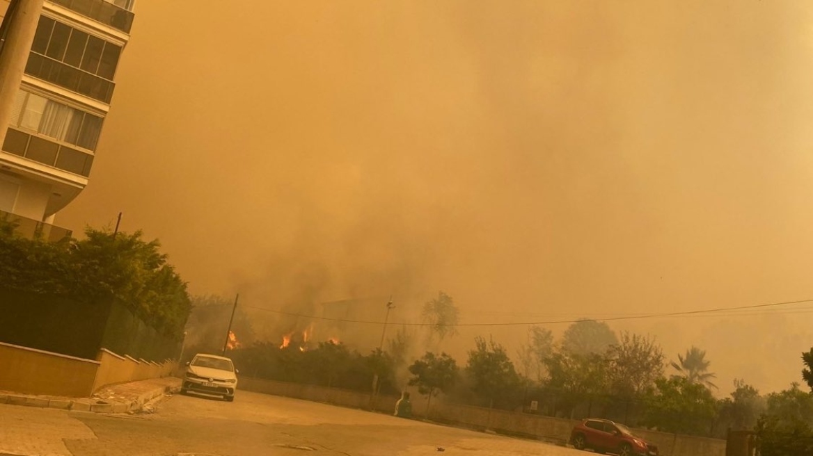 Τουρκία: Σε κατοικημένες περιοχές η μεγάλη φωτιά στο Κορδελιό της Σμύρνης, δείτε βίντεο