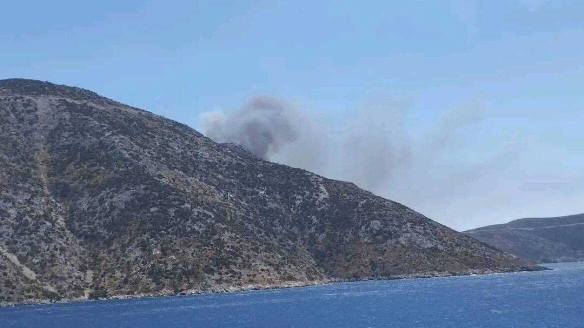 Σε εξέλιξη η φωτιά στους Φούρνους Ικαρίας - Μήνυμα από το 112 για εκκένωση